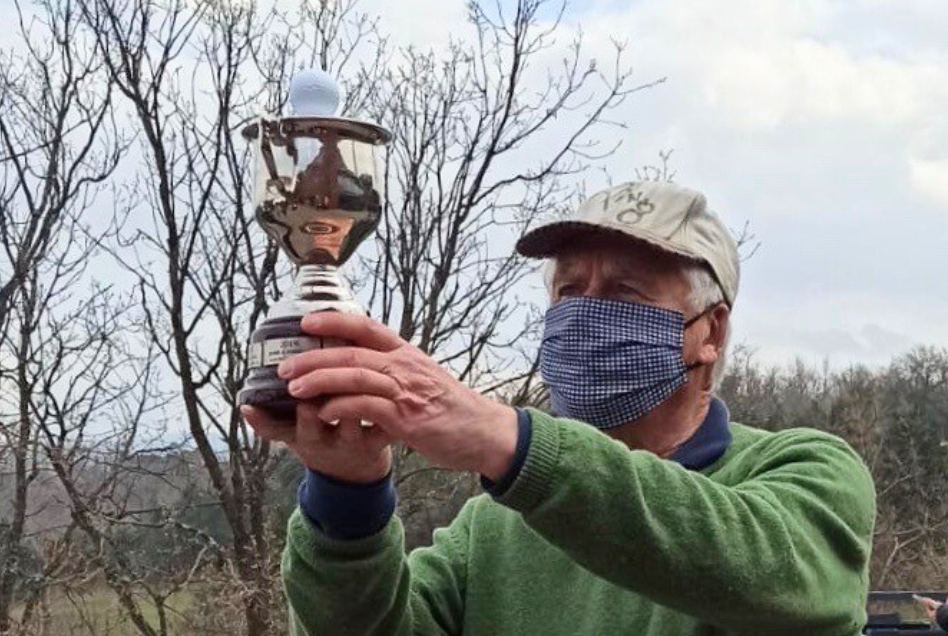Iain Tulloch sostiene el Trofeo Antártida en el Club de Campo Sojuela, campo de golf